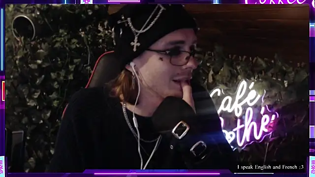 Snapshot of SkinnyAlex1312 chatting on April 15, 2:24 pm SkinnyAlex1312 online show from April 15, 2:24 pm