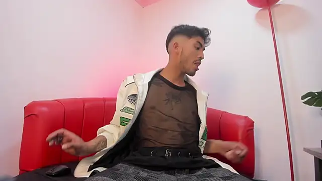 Snapshot of Aziel_Jenner chatting on April 16, 4:13 am Aziel Jenner online show from April 16, 4:13 am