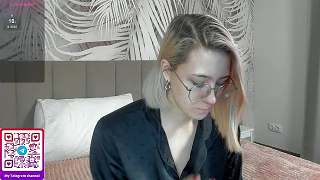 Snapshot of Lizzyvega chatting on May 25, 1:55 am Lizzyvega online show from May 25, 1:55 am