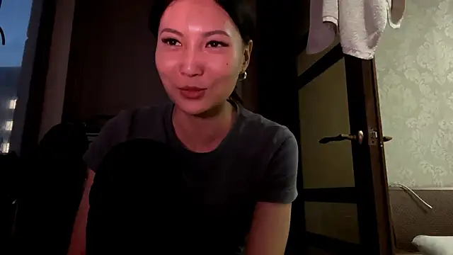 MiaPoison online show from April 14, 2:12 pm