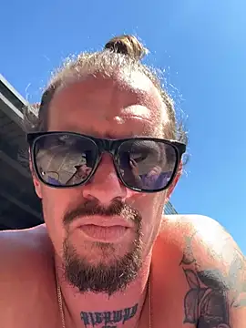 youngwildfreee online show from April 25, 7:55 pm