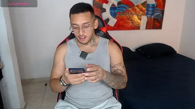 Snapshot of Andymanfit chatting on April 11, 10:25 pm Andymanfit online show from April 11, 10:25 pm