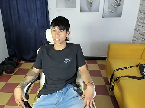 Snapshot of orrduz06 chatting on April 11, 1:21 am orrduz06 online show from April 11, 1:21 am