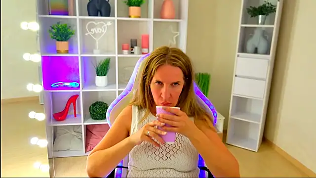 MollyLoll online show from July 1, 11:01 am