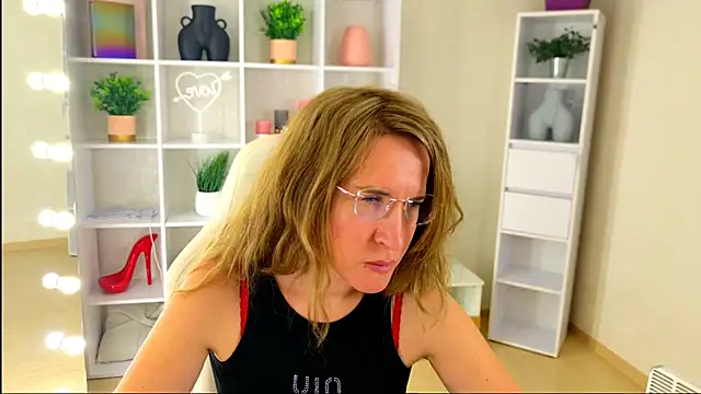 MollyLoll online show from July 10, 1:03 pm