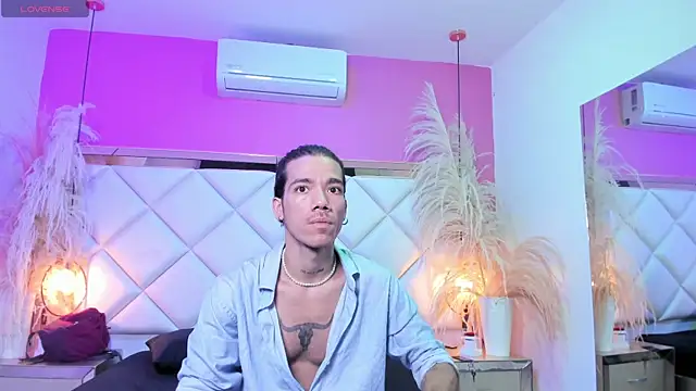 Snapshot of AngeloRoush chatting on April 16, 11:33 am AngeloRoush online show from April 16, 11:33 am