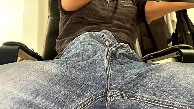 Snapshot of cumnerd00 chatting on April 12, 11:37 am cumnerd00 online show from April 12, 11:37 am