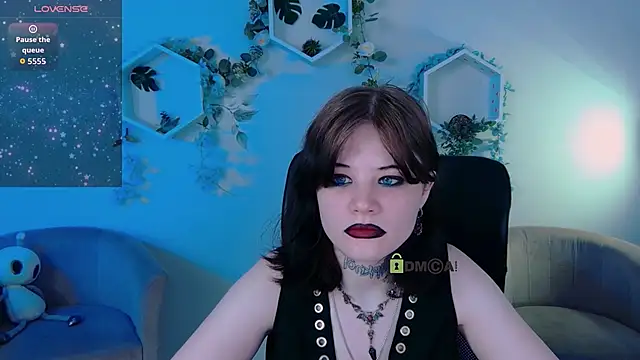 nikki kiss  online show from June 19, 8:29 am