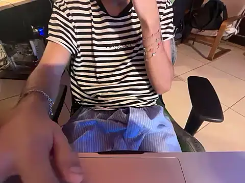 Snapshot of franchu19cm chatting on April 16, 7:53 am franchu19cm online show from April 16, 7:53 am