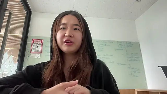 MalloryAlpis online show from April 16, 8:59 am