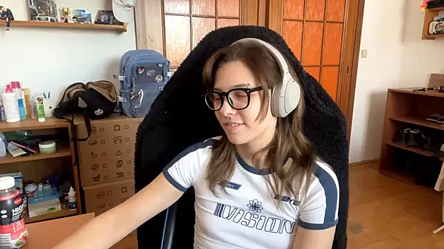 PillowPeachX online show from April 29, 2:32 pm