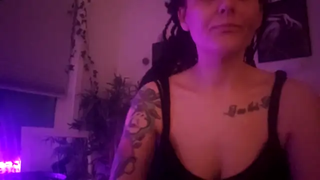 Snapshot of shyhornymommy chatting on April 14, 10:38 pm shyhornymommy online show from April 14, 10:38 pm