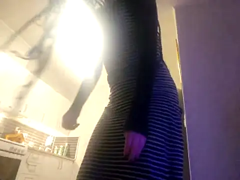 Snapshot of shyhornymommy chatting on April 15, 10:43 pm shyhornymommy online show from April 15, 10:43 pm