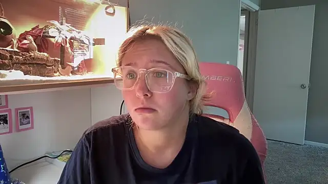 Snapshot of MUSCLEMOMMY1365 chatting on June 6, 6:12 pm MUSCLEMOMMY1365 online show from June 6, 6:12 pm
