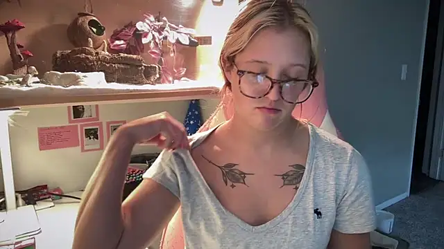 Snapshot of MUSCLEMOMMY1365 chatting on June 12, 7:02 pm MUSCLEMOMMY1365 online show from June 12, 7:02 pm