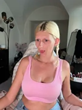 Snapshot of barbiplaymate chatting on June 24, 8:46 am barbiplaymate online show from June 24, 8:46 am
