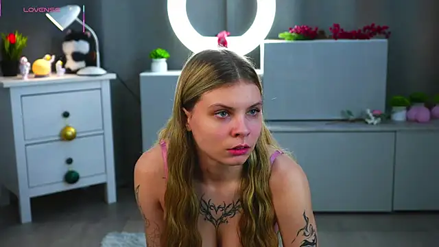 Snapshot of LesleeOpenshaw chatting on April 15, 7:58 pm LesleeOpenshaw online show from April 15, 7:58 pm