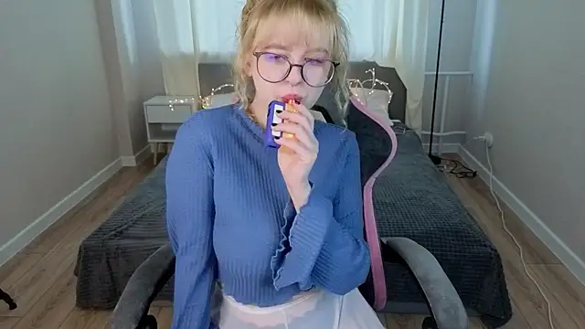 Helen Carson online show from May 27, 12:18 am