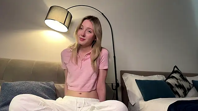 Kattie Petite online show from April 21, 1:28 pm