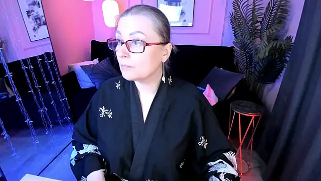 Snapshot of Alexandra_Kind chatting on April 15, 8:42 pm Alexandra Kind online show from April 15, 8:42 pm