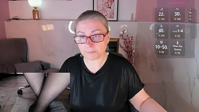 Alexandra Kind online show from May 2, 8:25 pm