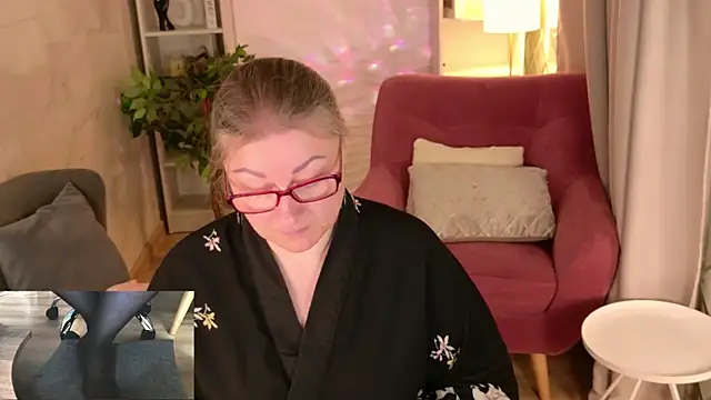 Alexandra Kind online show from May 17, 9:00 pm