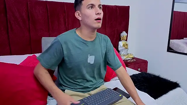 Snapshot of _Liams chatting on April 15, 5:03 am Liams online show from April 15, 5:03 am