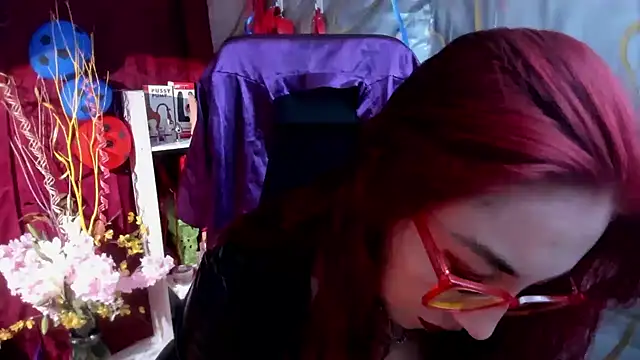 Snapshot of Queenscarlettsecret chatting on July 6, 1:41 pm Queenscarlettsecret online show from July 6, 1:41 pm