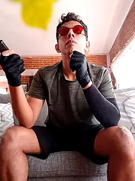 Snapshot of HexLatino13 chatting on April 15, 6:15 pm HexLatino13 online show from April 15, 6:15 pm