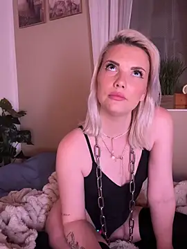 Snapshot of CuteMayaa chatting on April 15, 7:58 pm CuteMayaa online show from April 15, 7:58 pm