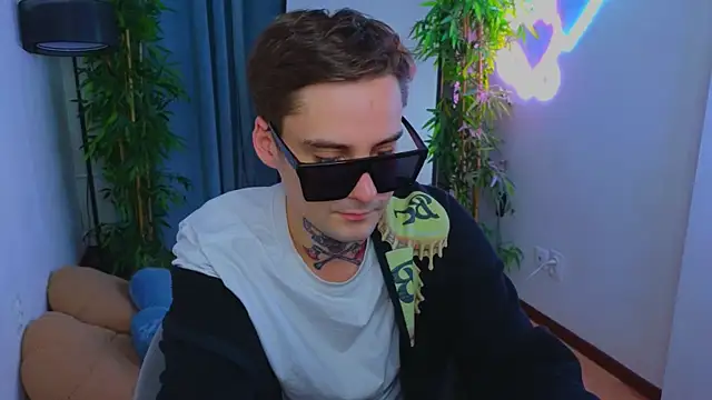 Snapshot of dri11fi11 chatting on April 15, 10:10 pm dri11fi11 online show from April 15, 10:10 pm