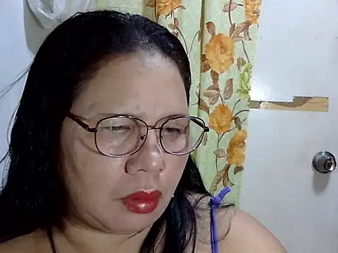 Snapshot of HottyCurlyPeanut chatting on April 20, 2:31 pm HottyCurlyPeanut online show from April 20, 2:31 pm