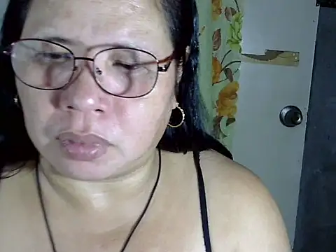 Snapshot of HottyCurlyPeanut chatting on April 23, 1:57 pm HottyCurlyPeanut online show from April 23, 1:57 pm