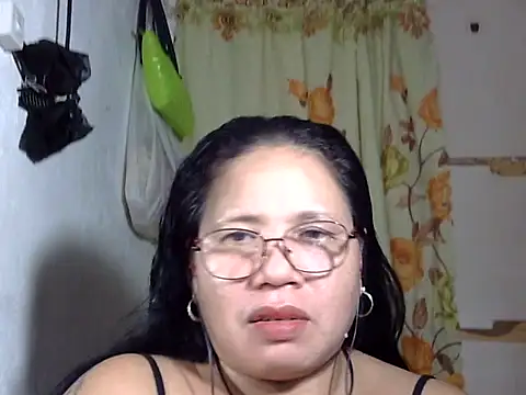 Snapshot of HottyCurlyPeanut chatting on June 12, 1:21 pm HottyCurlyPeanut online show from June 12, 1:21 pm