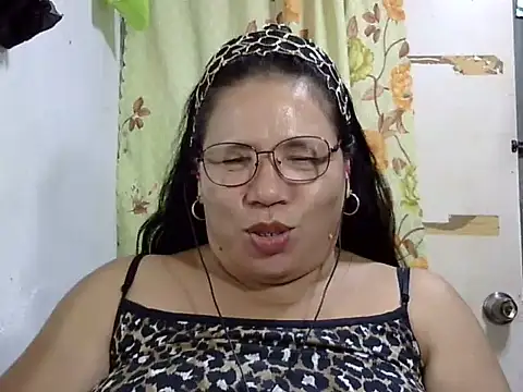 Snapshot of HottyCurlyPeanut chatting on June 15, 5:26 pm HottyCurlyPeanut online show from June 15, 5:26 pm