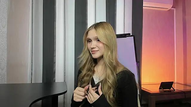 Snapshot of AdelineCrash chatting on April 15, 10:11 am AdelineCrash online show from April 15, 10:11 am