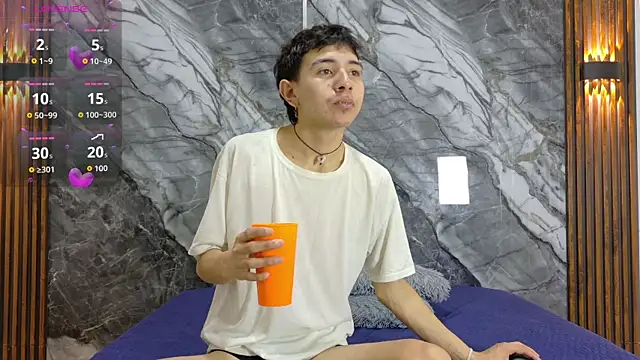 Snapshot of NoahWalker__ chatting on June 18, 10:52 am NoahWalker online show from June 18, 10:52 am