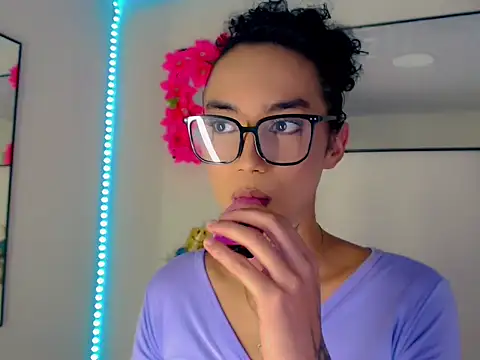 Snapshot of Darianna_A chatting on April 17, 9:29 pm Darianna A online show from April 17, 9:29 pm