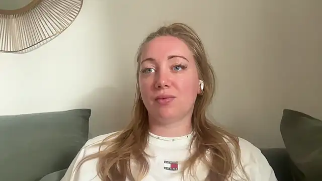 Snapshot of arielsweetieee chatting on July 1, 9:22 am arielsweetieee online show from July 1, 9:22 am