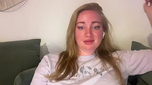 Snapshot of arielsweetieee chatting on July 4, 9:43 pm arielsweetieee online show from July 4, 9:43 pm