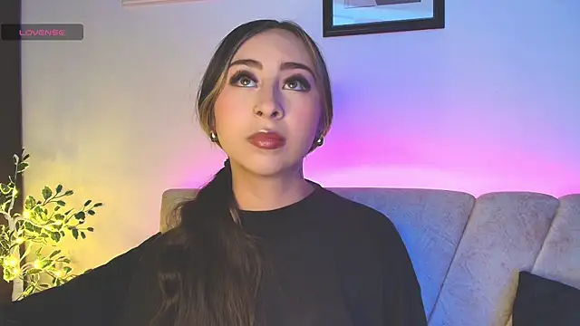 Snapshot of Cloe_martinezz_ chatting on April 25, 5:21 am Cloe martinezz online show from April 25, 5:21 am