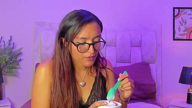 CarolinaReyy online show from April 18, 7:07 pm