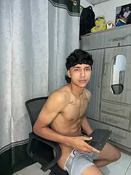 Snapshot of alex_martin47 chatting on July 12, 10:56 pm alex martin47 online show from July 12, 10:56 pm