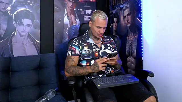 Snapshot of damian_becker chatting on July 10, 10:23 pm damian becker online show from July 10, 10:23 pm