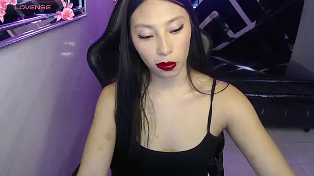 Snapshot of Queen_Jen_v chatting on May 1, 8:02 pm Queen Jen v online show from May 1, 8:02 pm