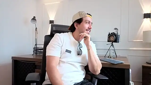 andrewmuscle online show from April 22, 7:59 pm