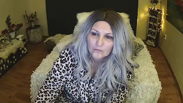Snapshot of Divineblond chatting on February 6, 1:27 am Divineblond online show from February 6, 1:27 am