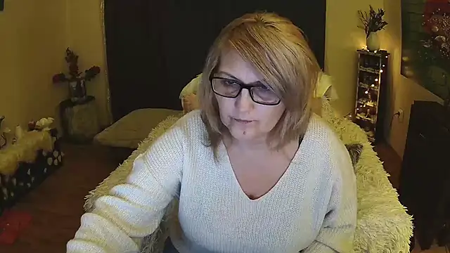 Snapshot of Divineblond chatting on February 11, 8:31 pm Divineblond online show from February 11, 8:31 pm