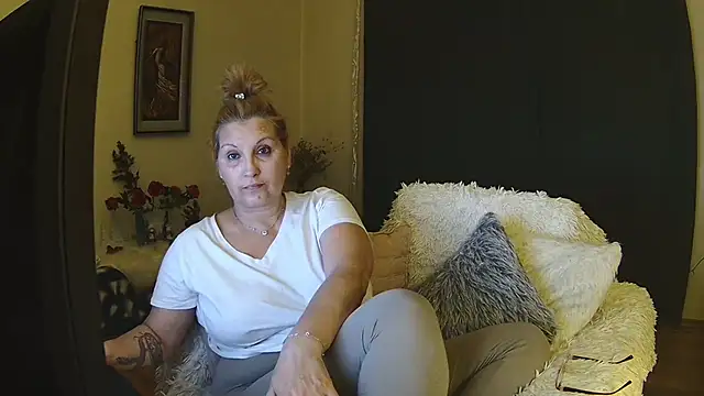 Snapshot of Divineblond chatting on February 17, 9:52 pm Divineblond online show from February 17, 9:52 pm