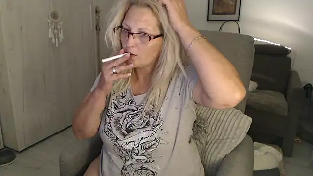 Divineblond online show from May 27, 11:35 pm